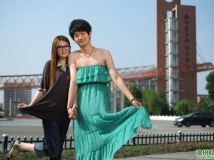 杭州电子科技大学和杭州师范大学的情侣们用互换服装的形式纪念大学时代的爱情