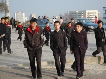 看世界：记者竟拍到朝鲜平壤街头背着枪的中学生
